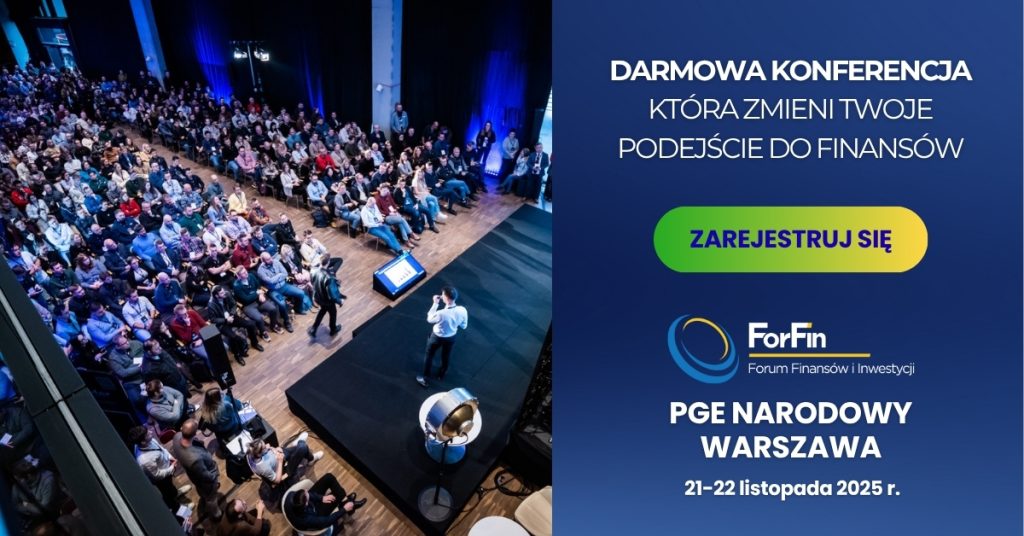 ForFin 2025 - Forum Finansów i Inwestycji. Zdjęcie z sali konferencji na PGE Narodowy w Warszawie z tłumem uczestników siedzących na trybunach, ekspertem na scenie, oraz zaproszeniem do bezpłatnej rejestracji na event 21-22 listopada 2025