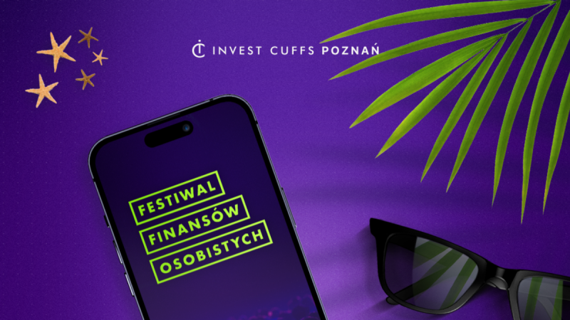 Grafika promująca Festiwal Finansów Osobistych Invest Cuffs Poznań z telefonem, okularami przeciwsłonecznymi i liśćmi palmy na fioletowym tle.